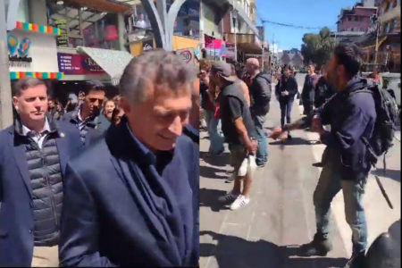 Insultan y abuchean a Macri en Bariloche: tuvo que retirarse y huir en una camioneta imagen-10