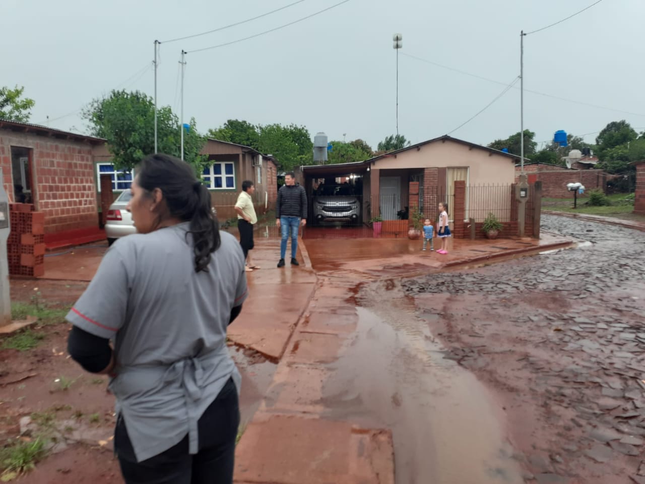 Salud Pública asistió a vecinos afectados por el temporal en la provincia imagen-12
