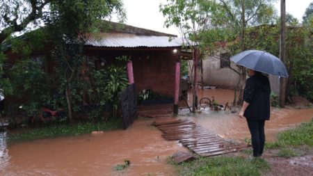 Salud Pública asistió a vecinos afectados por el temporal en la provincia imagen-4