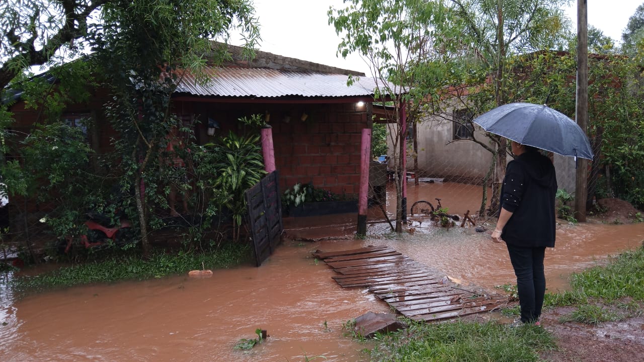 Salud Pública asistió a vecinos afectados por el temporal en la provincia imagen-1