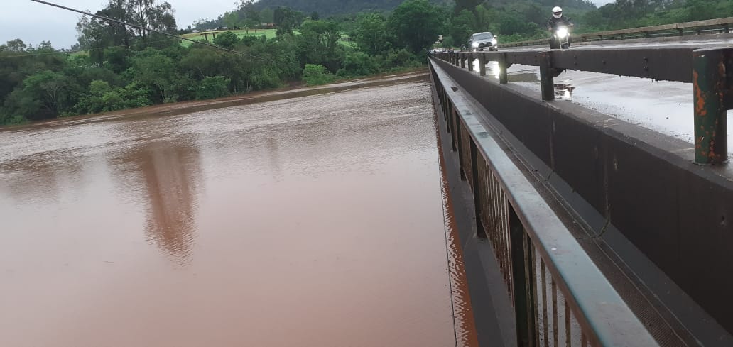 Vialidad monitorea el nivel del arroyo El Soberbio en la ruta provincial 2 imagen-1