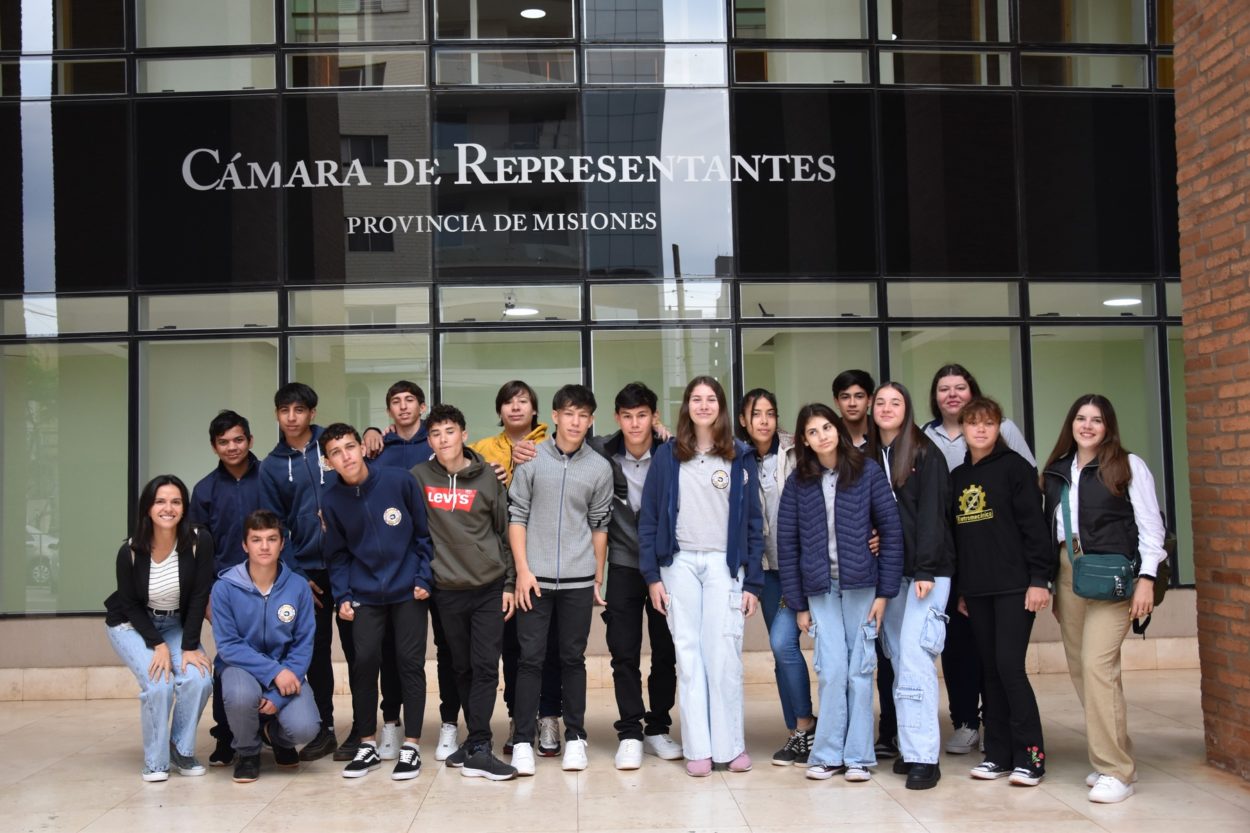 Historia y Tecnología: Estudiantes de General Alvear conocieron la Legislatura imagen-1