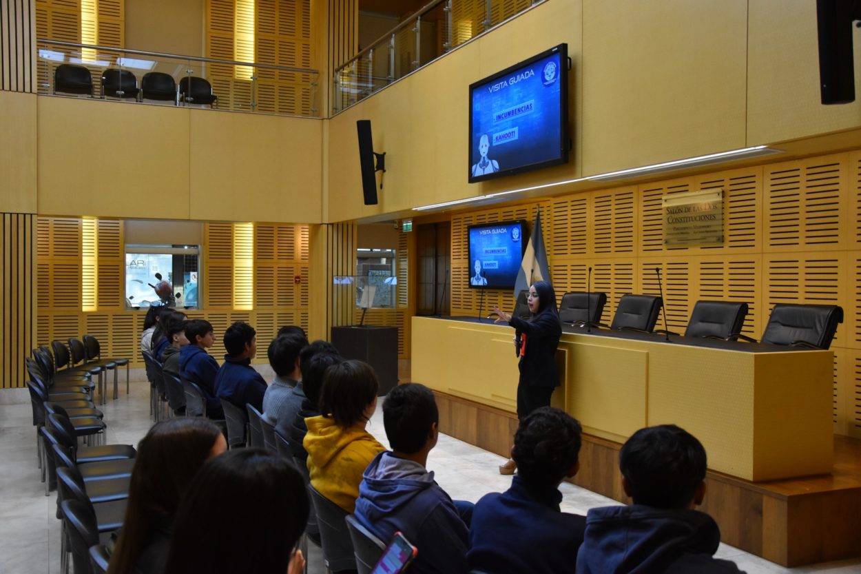 Historia y Tecnología: Estudiantes de General Alvear conocieron la Legislatura imagen-6