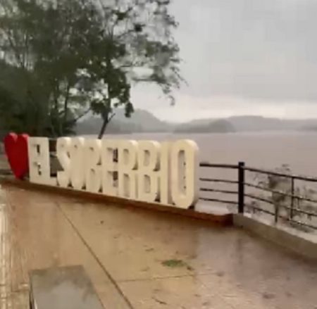El Soberbio: El río Uruguay estaba estable en 17,95 metros, pero crecía el arroyo imagen-9