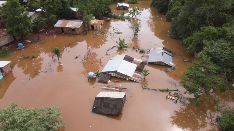 Arce y el ministro Meza recorrieron El Soberbio en operativo de relevamiento y asistencia a las familias evacuadas imagen-6