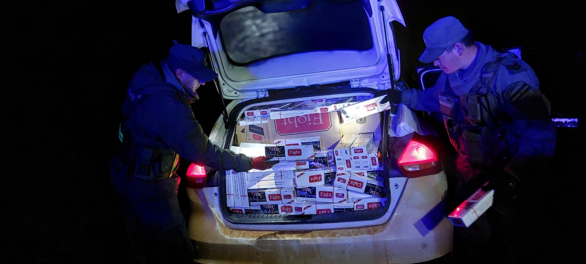 Operativo cerrojo: Secuestran cigarrillos ilegales y mantienen un enfrentamiento armado con un vehículo "puntero" imagen-2