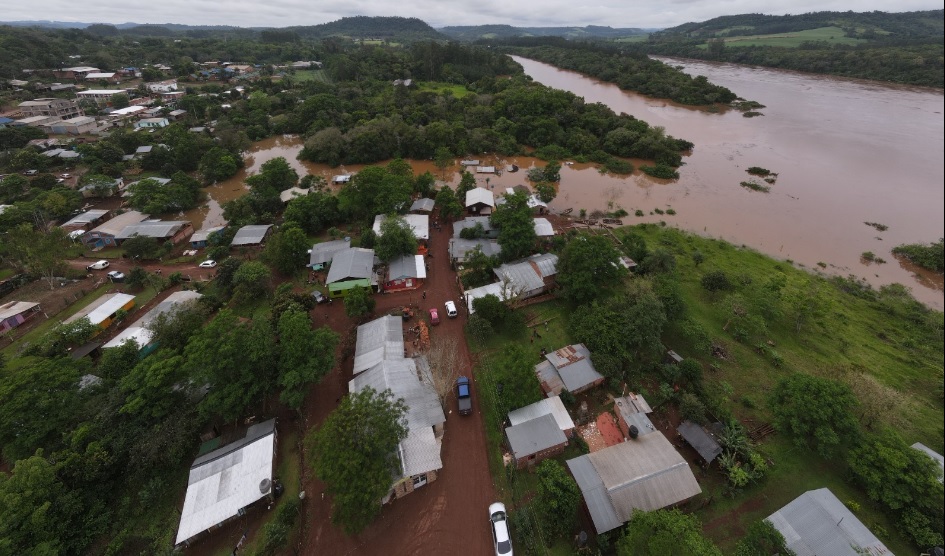 La Policía de Misiones se halla colaborando con la evacuación por la crecida del río Uruguay imagen-2