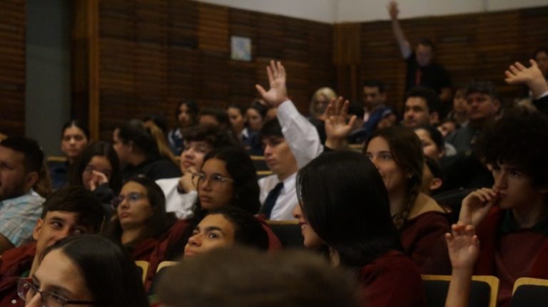 Estudiantes participaron del conversatorio sobre los 40 años de democracia imagen-27