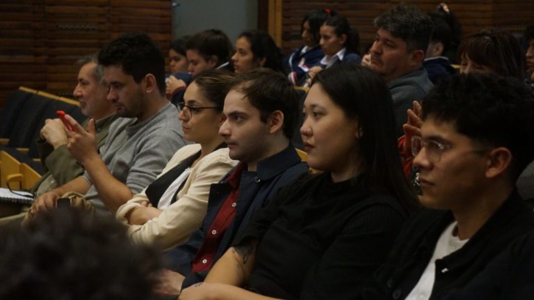 Alrededor de un centenar de jóvenes estudiantes participaron del conversatorio sobre los 40 años de democracia de Posadas imagen-37