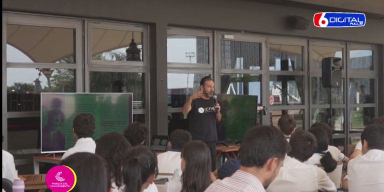 El físico y teórico, José Edelstein brindó una charla sobre Agujeros Negros a mas de 120 alumnos en el Parque del Conocimiento  imagen-4