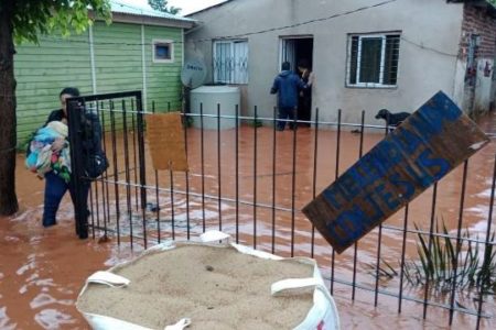 Salud Pública continúa con la asistencia a familias afectadas por las lluvias que se registran en Misiones imagen-8
