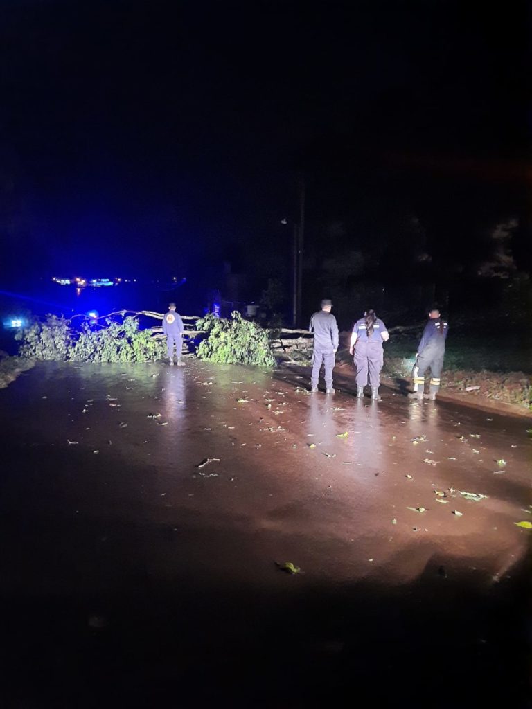 Temporal de vientos, lluvias y granizos golpeó la región y afectó con fuerza la zona Centro imagen-17