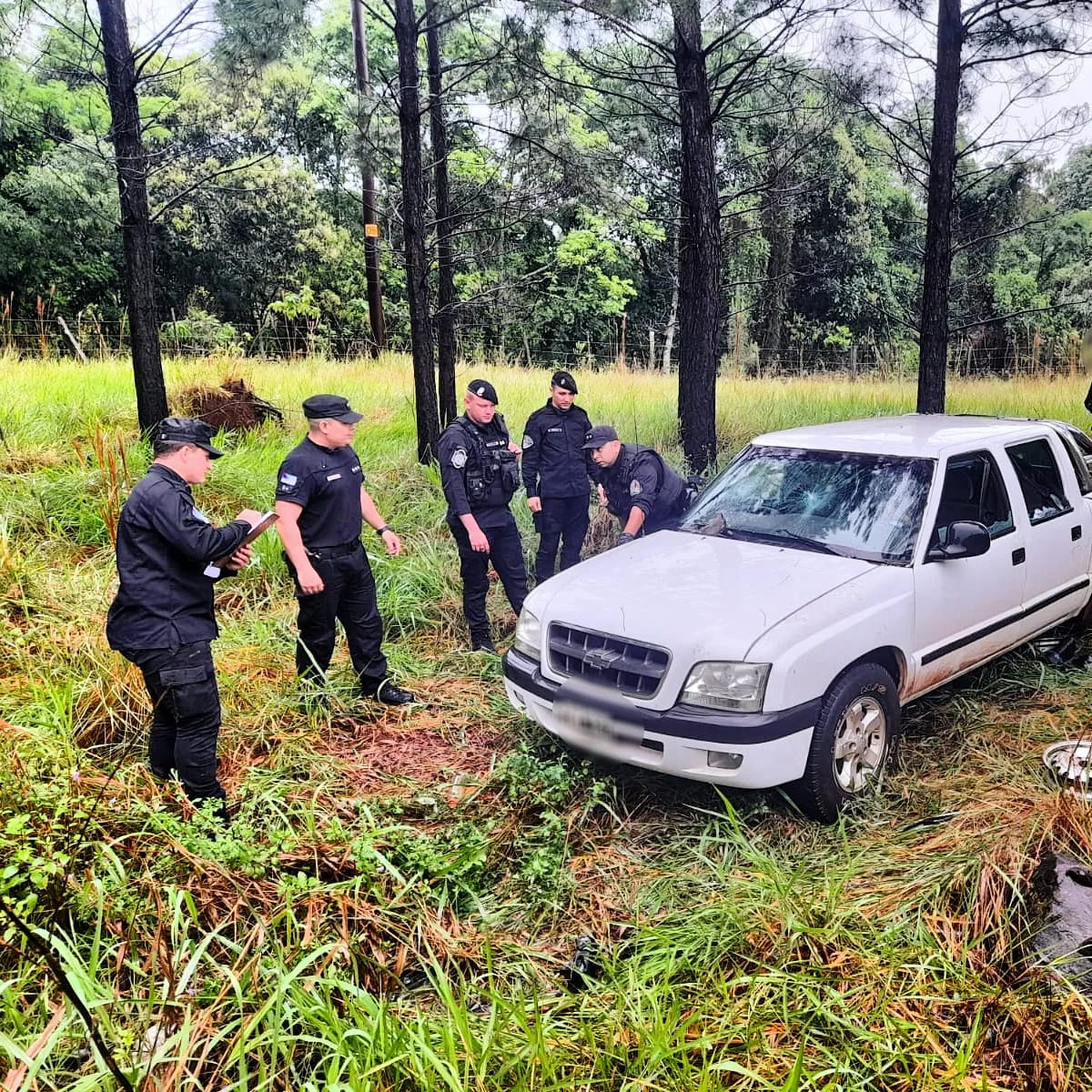 En un rápido despliegue policial en la zona rural recuperaron una camioneta robada horas antes imagen-1