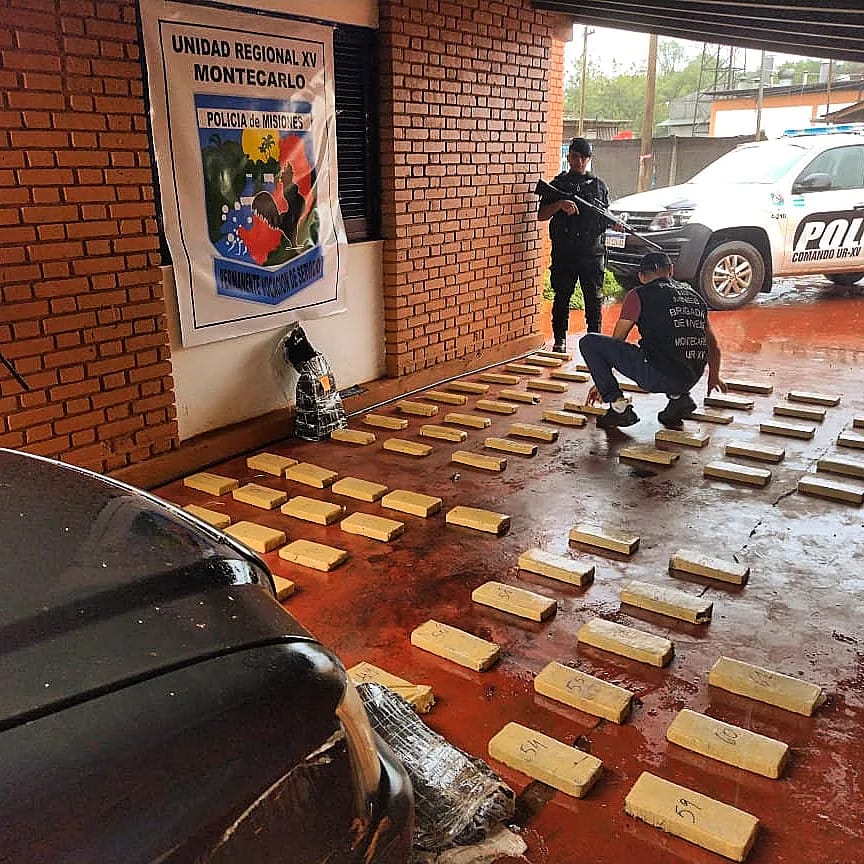 Operativo rural en Montecarlo: la Policía secuestró ladrillos de marihuana listos para ser transportados imagen-2