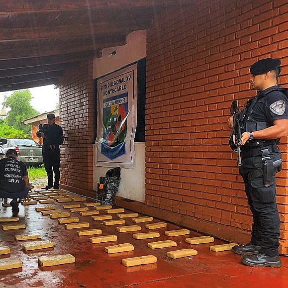 Operativo rural en Montecarlo: la Policía secuestró ladrillos de marihuana listos para ser transportados imagen-1