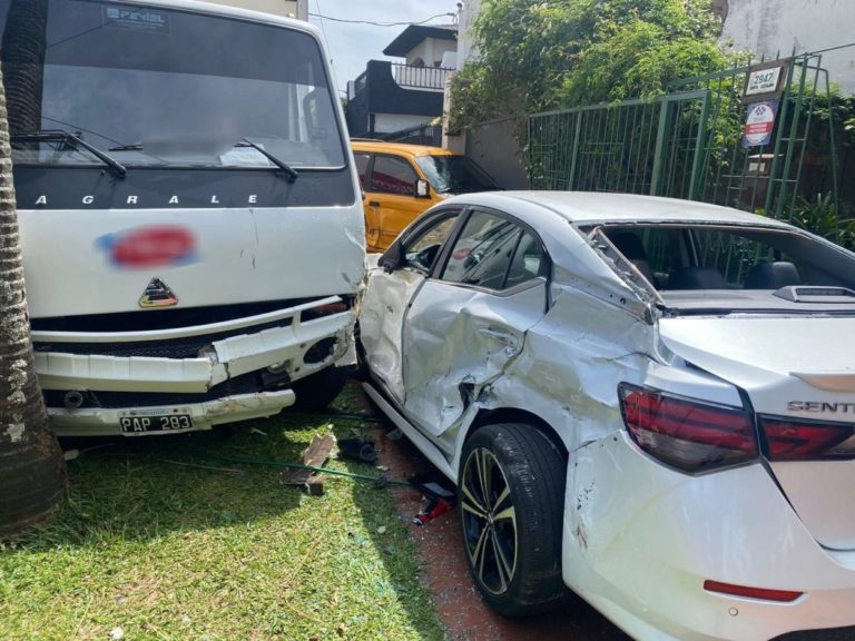 Camión de supermercado despistó y chocó en cadena a dos autos, hay dos heridos imagen-16