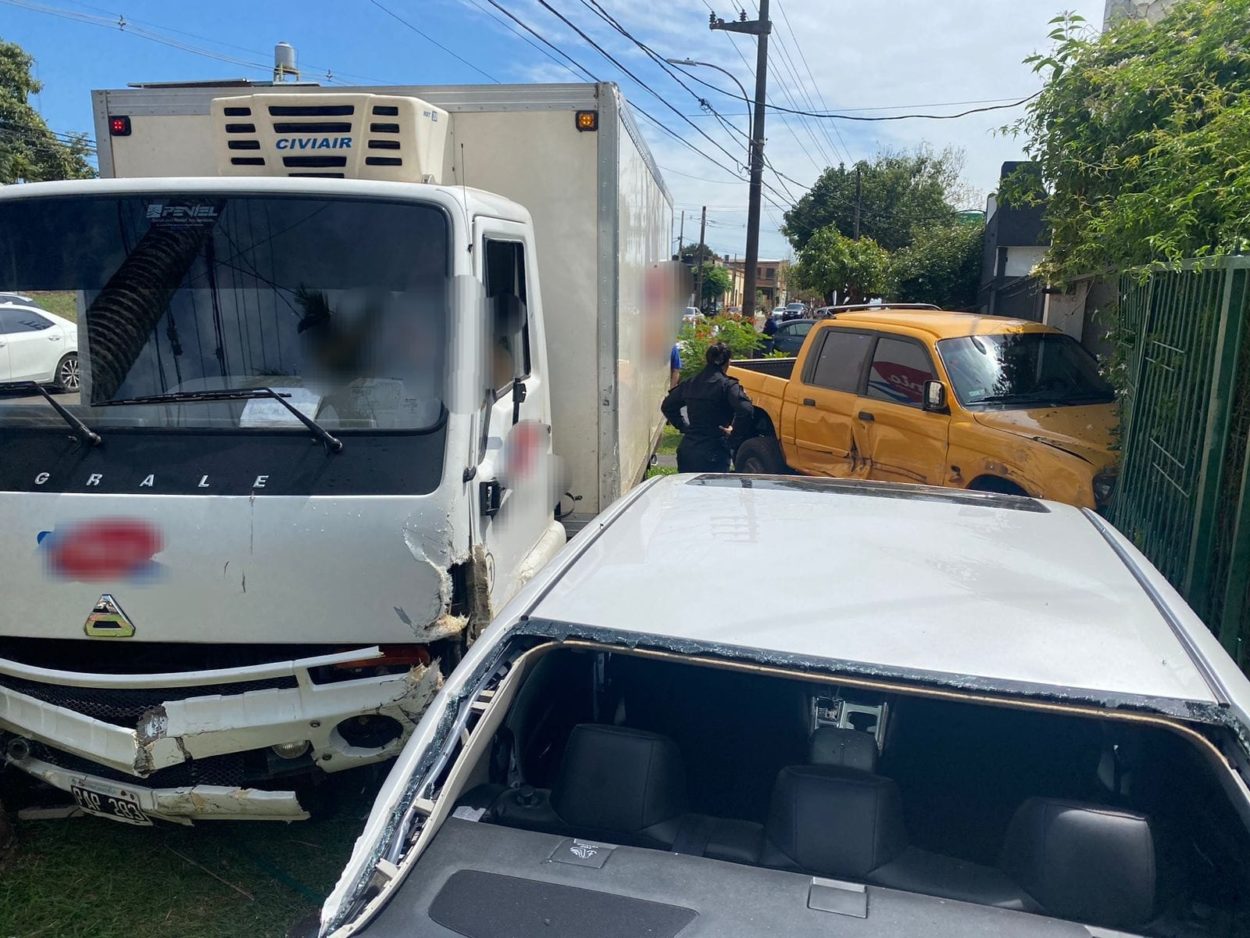 Camión de supermercado despistó y chocó en cadena a dos autos, hay dos heridos imagen-2