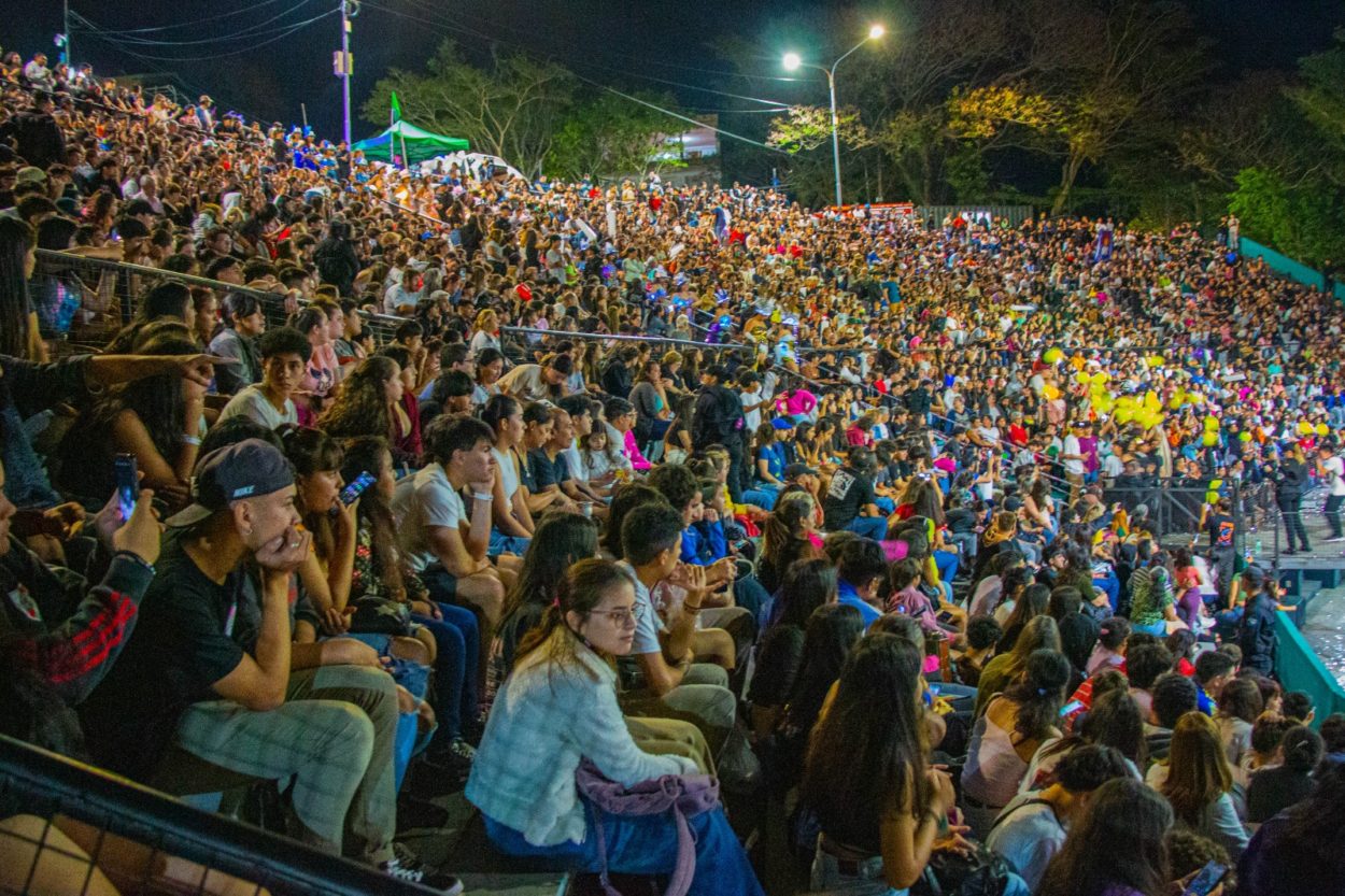 Con un "Show de Scolas" a pleno en el Anfiteatro se despidió la Estudiantina 2023 imagen-2