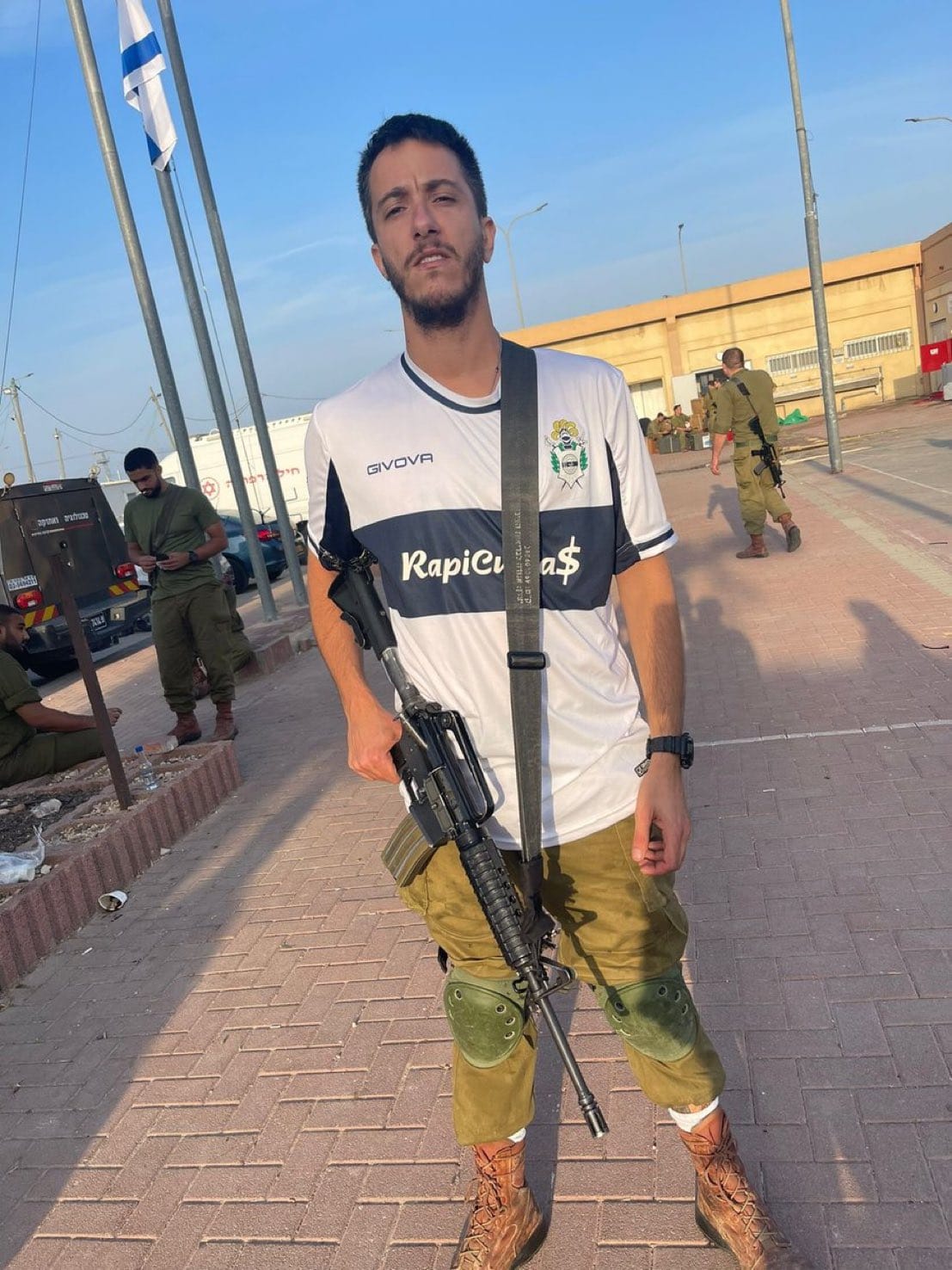 "Me vine a la guerra con el mate, el arma y la camiseta del Lobo", dijo argentino que forma parte de los reservistas de las fuerzas israelíes imagen-2