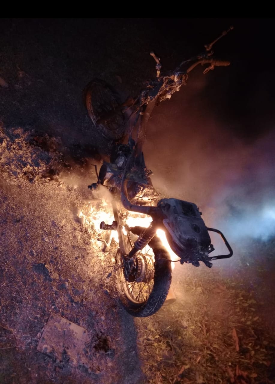 Una motocicleta, aparentemente abandonada, se incendió cerca de un salón velatorio imagen-1