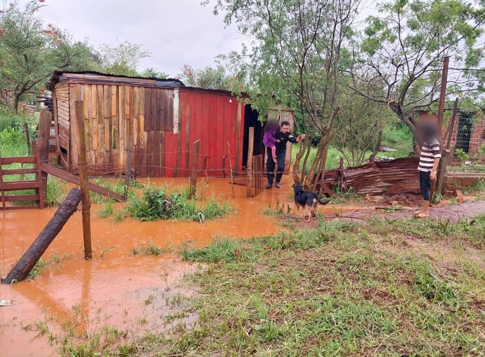 Oberá: dos familias se vieron afectadas por el desborde de un arroyo en Cien Hectáreas imagen-4