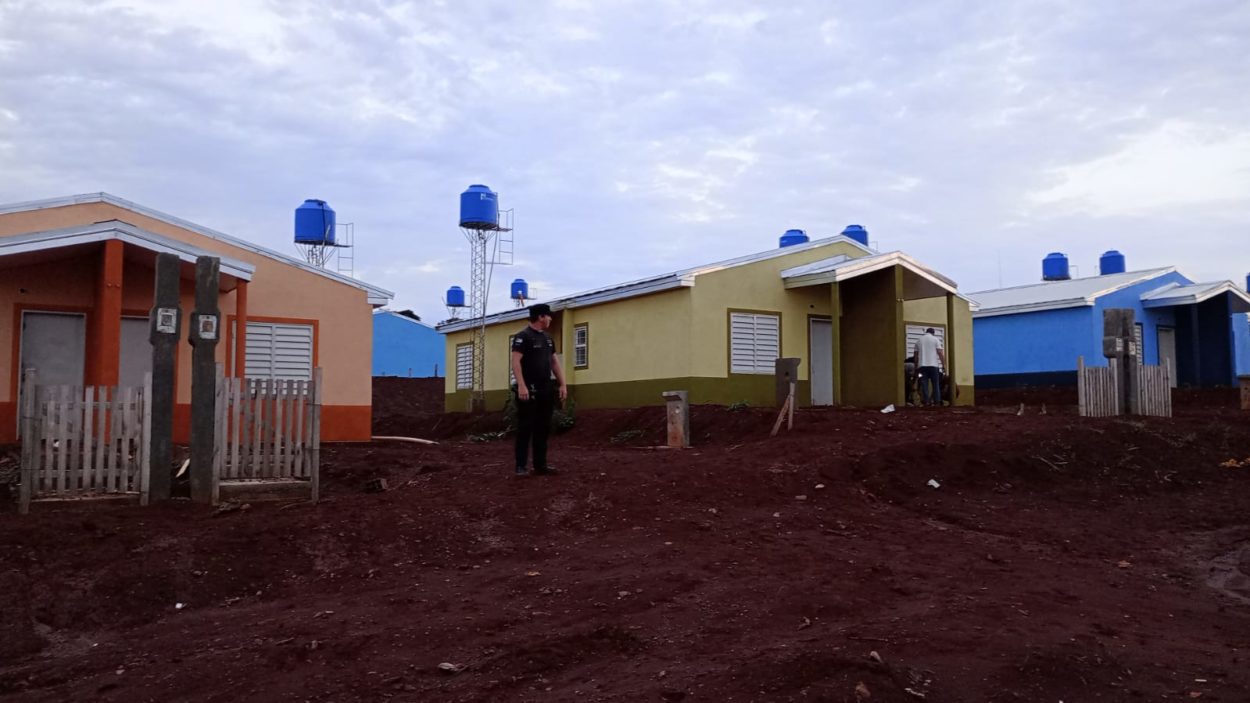 Oberá: más de 20 familias intentaron usurpar viviendas del barrio Nuevo Asentamiento del Iprodha, en Cien Hectáreas imagen-6