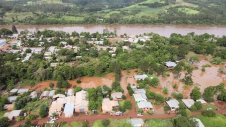 El Soberbio: estiman en unas 200 las familias evacuadas por la crecida del río Uruguay y preocupa la persistencia de las lluvias imagen-9
