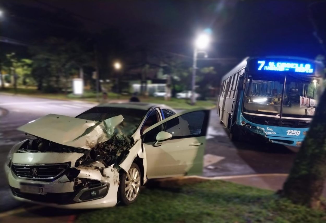 Siniestro vial entre automóvil y colectivo dejó daños materiales imagen-1