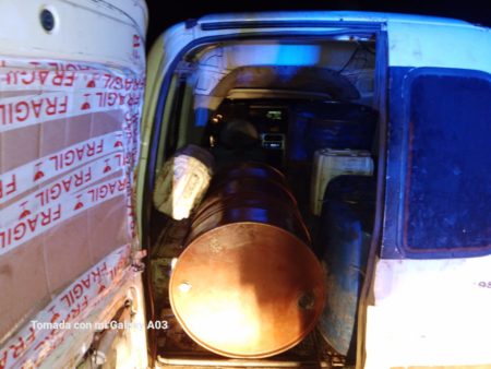 La Policía secuestró más de 2 mil litros de combustible transportados de manera ilegal imagen-1