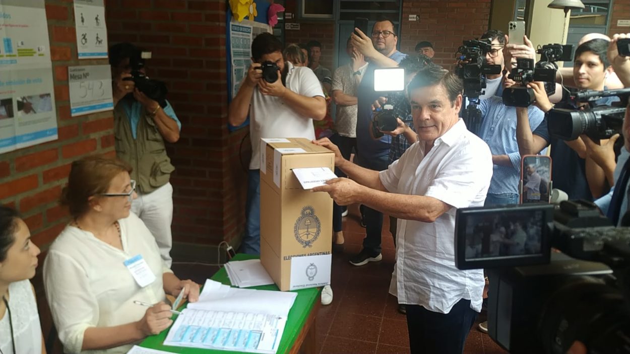 Elecciones 2023: Rovira concurrió a votar en compañía de su hijo Ramiro imagen-1