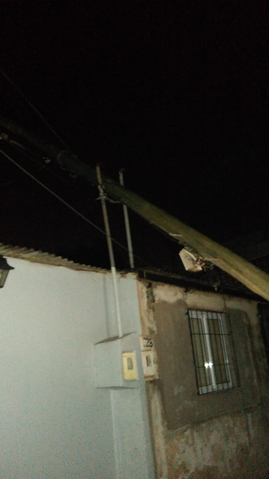Peligro urbano: preocupación y reclamo vecinal por un poste caído en la Chacra 94 durante el último temporal imagen-2