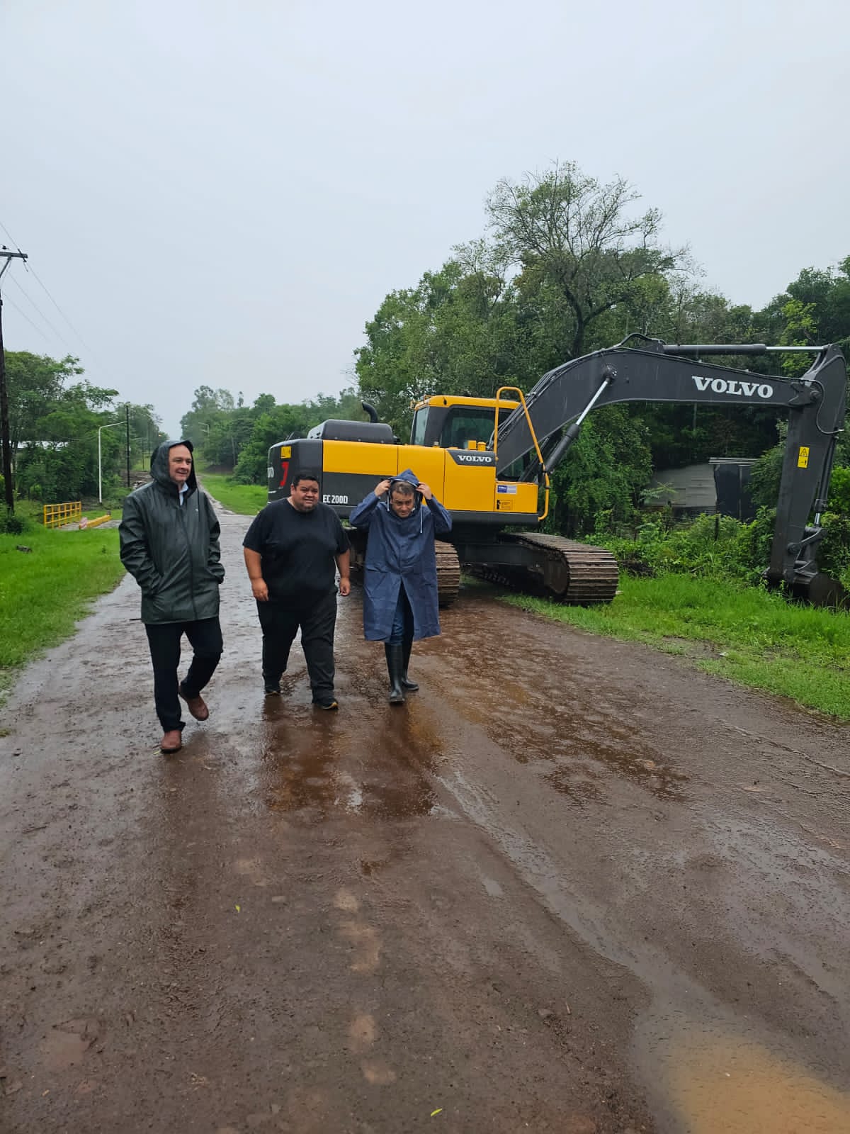Herrera Ahuad recorre Cerro Corá para supervisar trabajos y asistir a afectados por las lluvias imagen-4