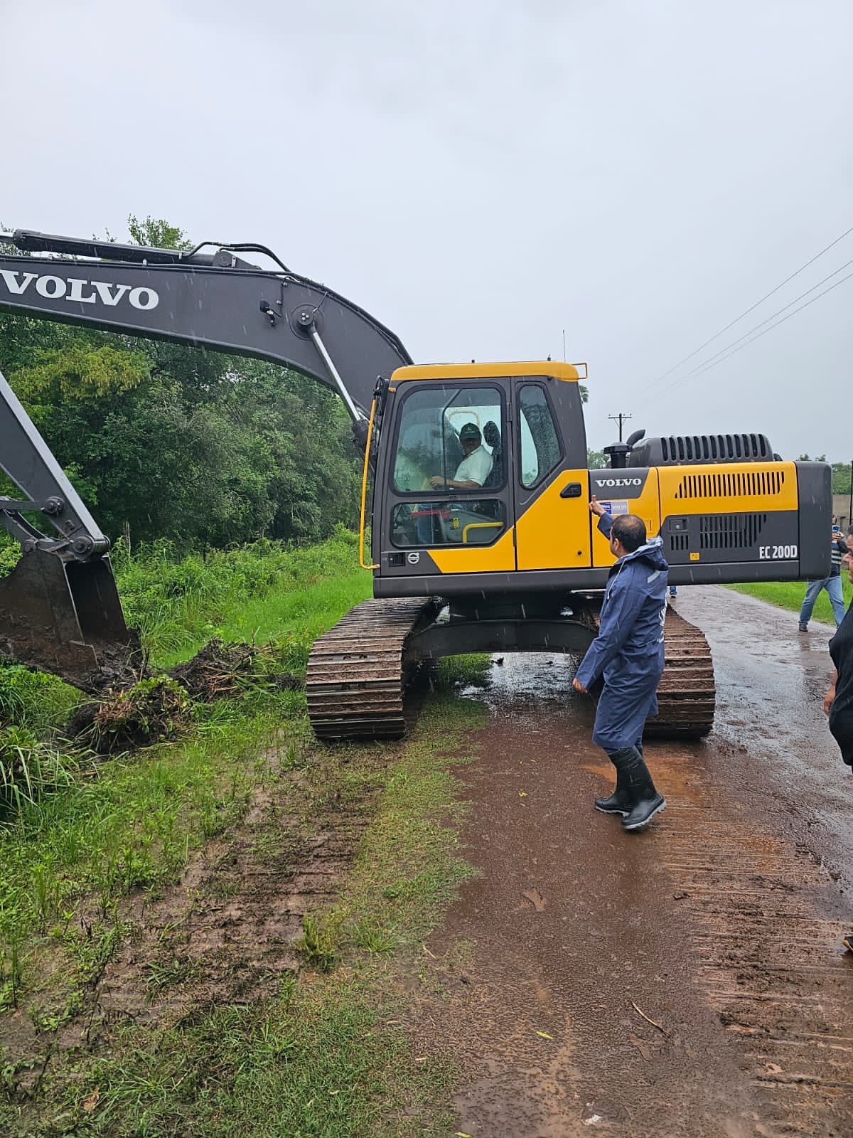 Herrera Ahuad recorre Cerro Corá para supervisar trabajos y asistir a afectados por las lluvias imagen-6