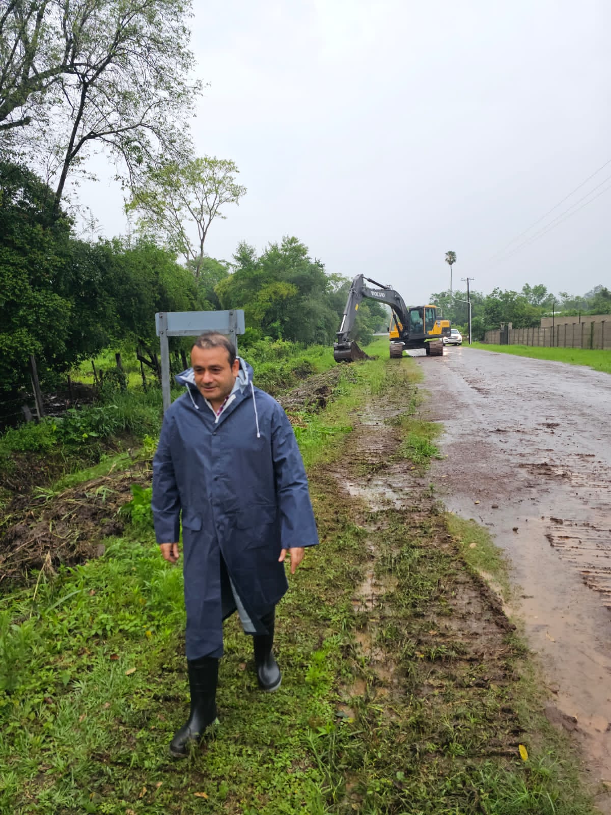 Herrera Ahuad recorre Cerro Corá para supervisar trabajos y asistir a afectados por las lluvias imagen-12