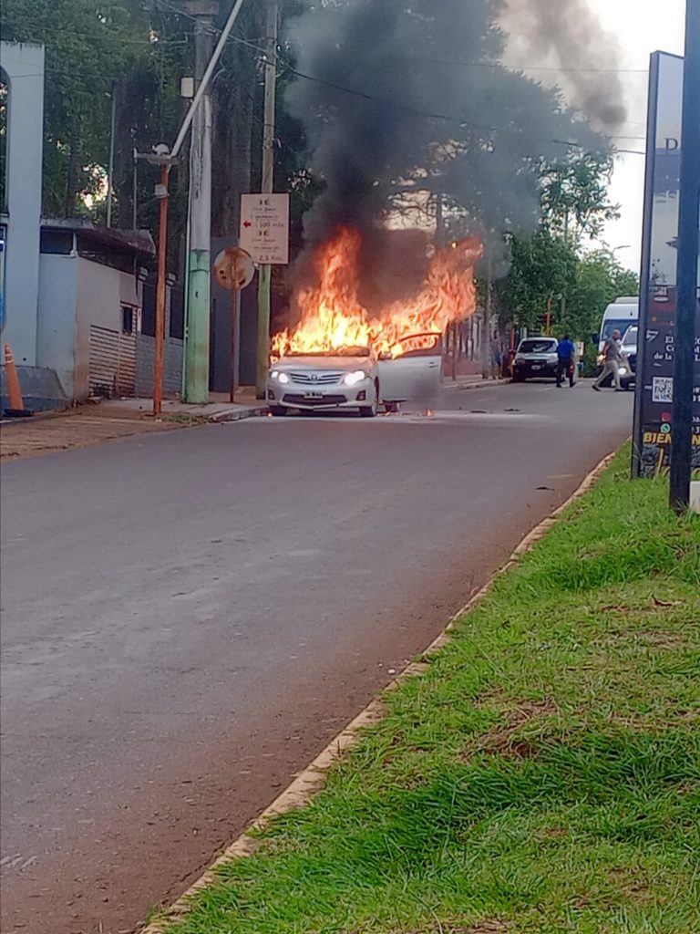 Se incendió un auto en Puerto Iguazú y su conductor resultó con quemaduras imagen-13