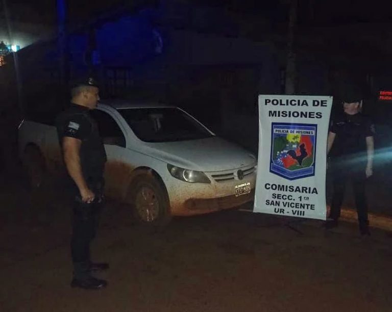 Cuatro adolescentes demorados en un control policial con una camioneta robada y armas imagen-24