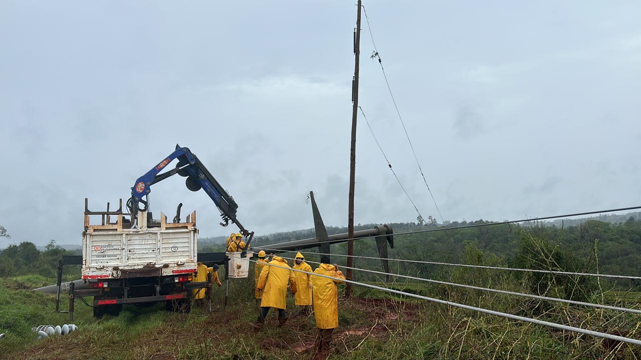 Operarios de Energía de Misiones trabajan para restaurar líneas eléctricas afectadas por el temporal y restablecer el servicio a localidades imagen-12