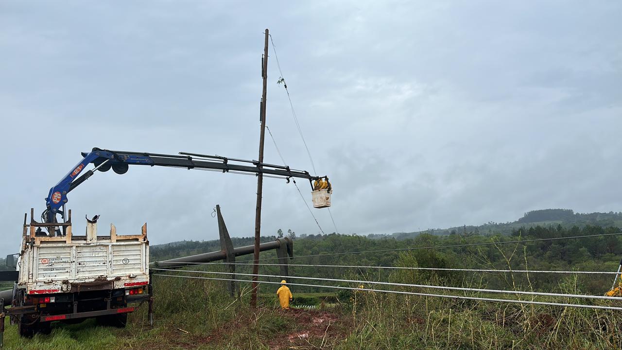 Temporal provocó la caída de una torre de alta tensión y más de 40 postes del tendido eléctrico, varias localidades quedaron sin servicio de energía imagen-14