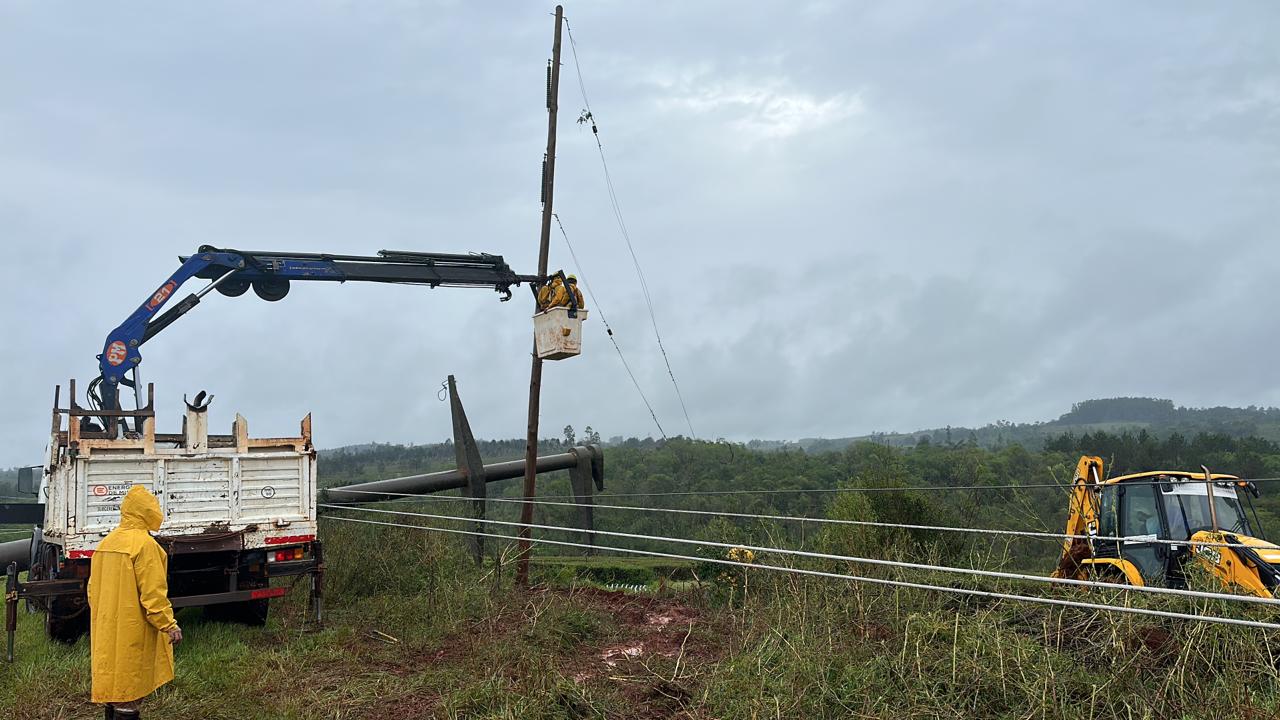 Operarios de Energía de Misiones trabajan para restaurar líneas eléctricas afectadas por el temporal y restablecer el servicio a localidades imagen-6