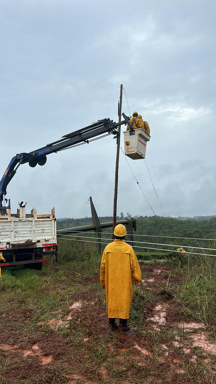 Operarios de Energía de Misiones trabajan para restaurar líneas eléctricas afectadas por el temporal y restablecer el servicio a localidades imagen-10