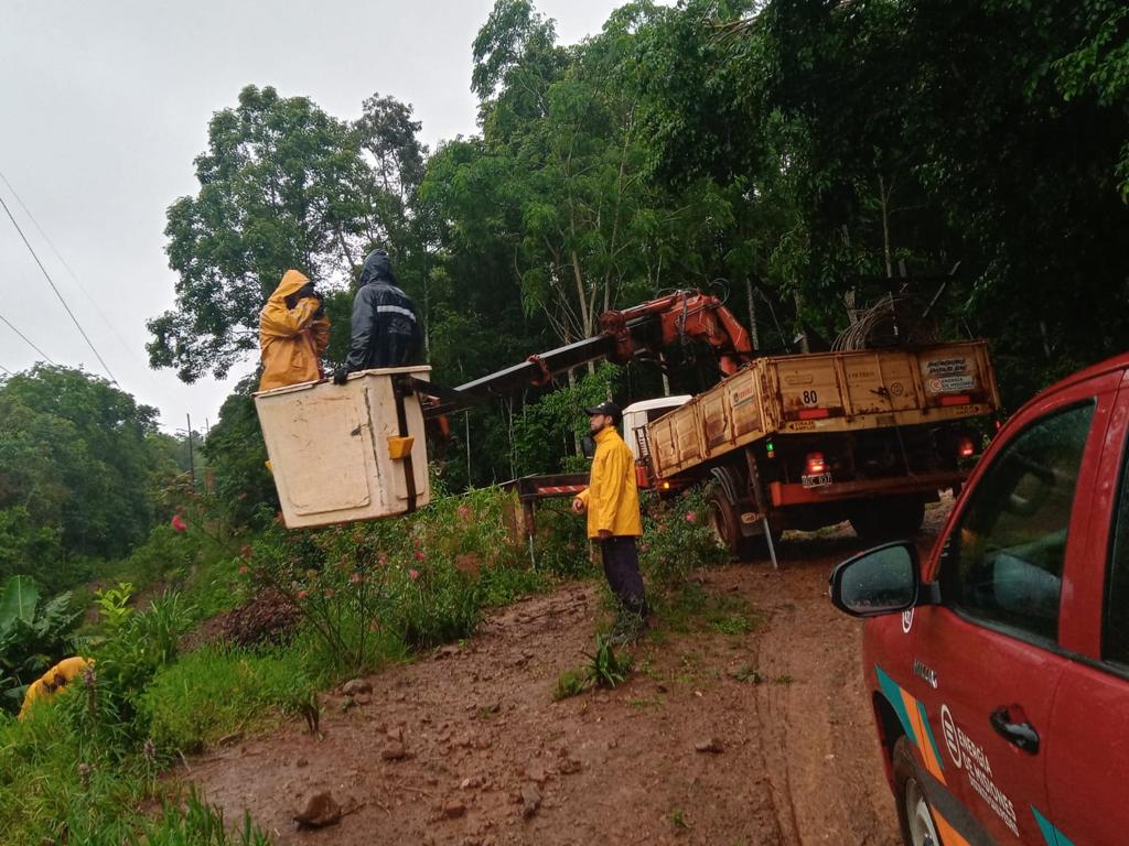 Operarios de Energía de Misiones trabajan para restaurar líneas eléctricas afectadas por el temporal y restablecer el servicio a localidades imagen-22