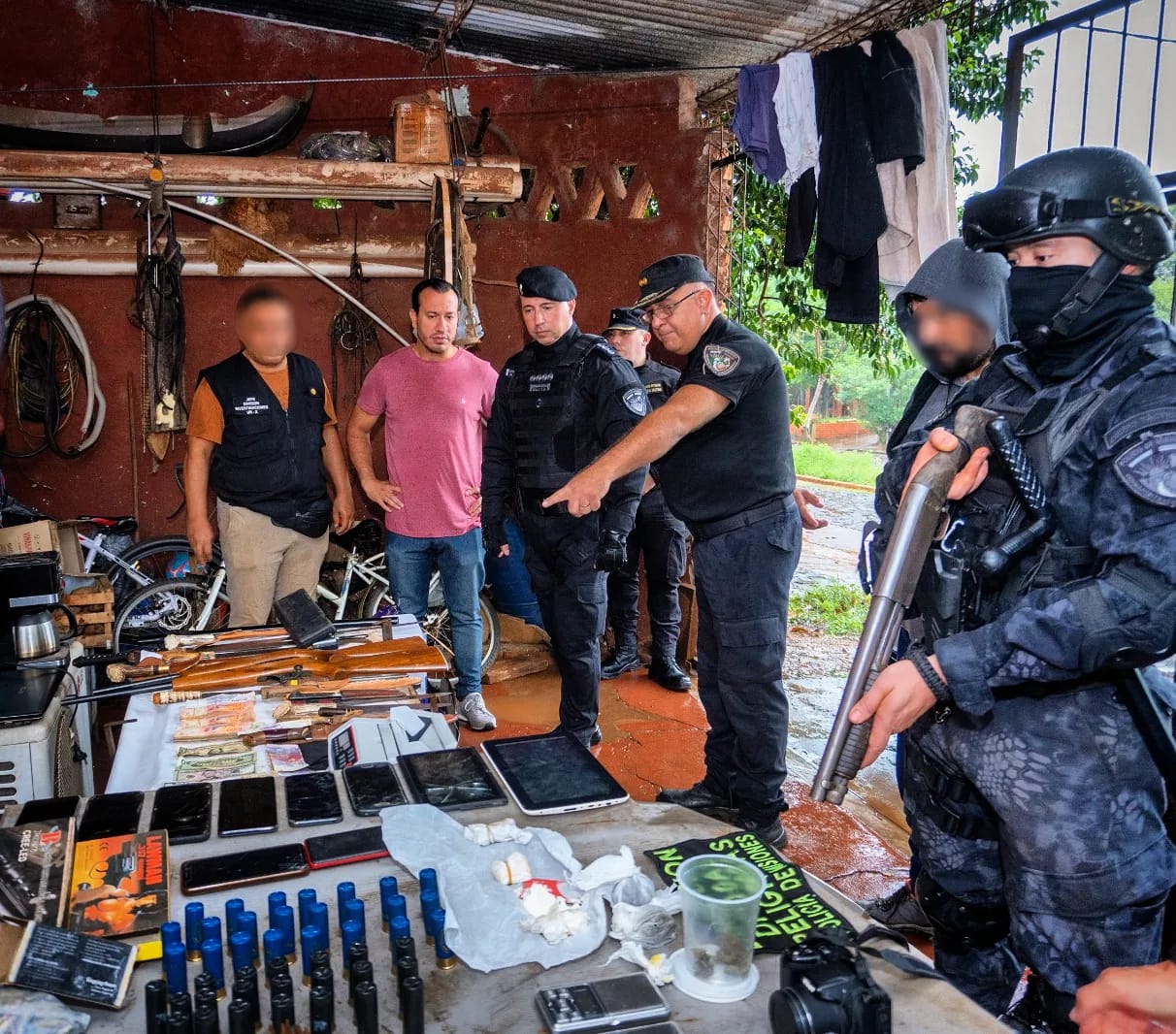Mega operativo en Posadas: policías desarticularon un búnker con armas de guerra, drogas y objetos robados imagen-1