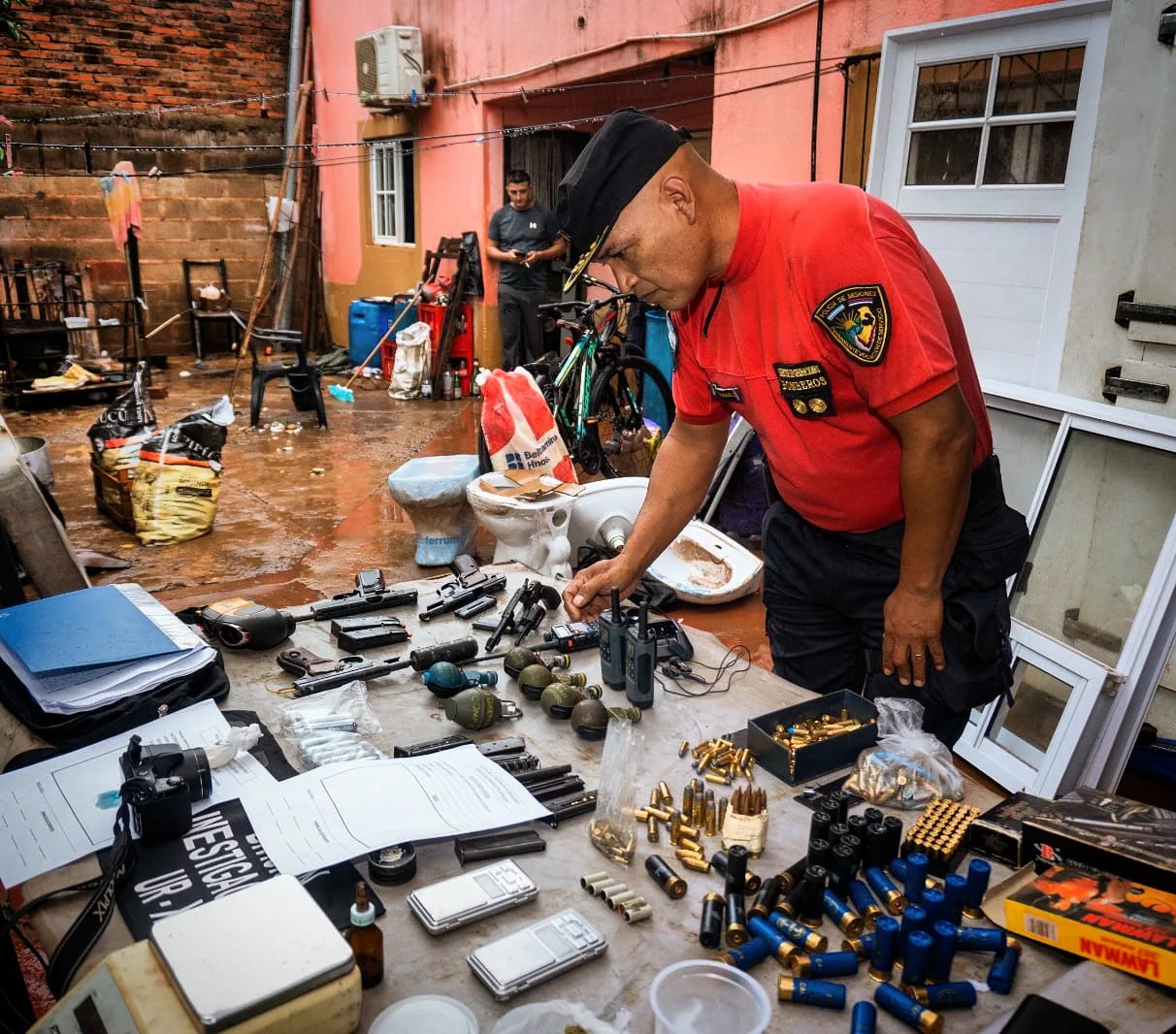 Mega operativo en Posadas: policías desarticularon un búnker con armas de guerra, drogas y objetos robados imagen-2