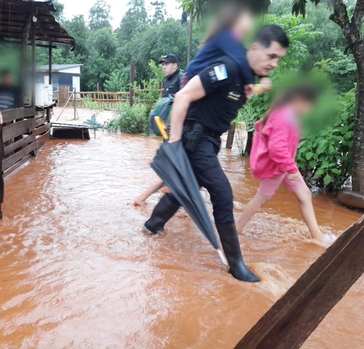 Oberá: Policía, Municipalidad y Salud Pública asisten a familias afectadas por el temporal imagen-6