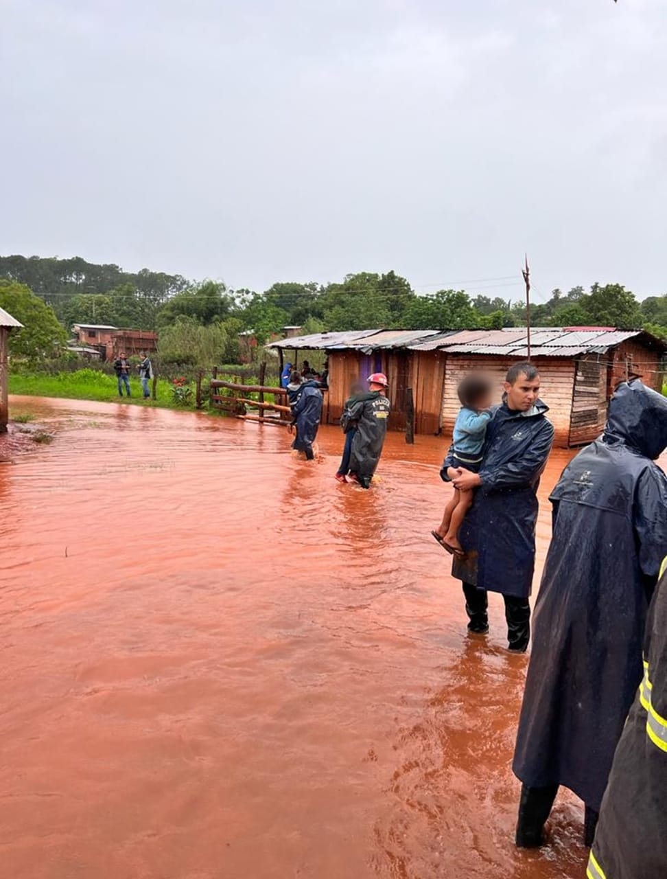 Oberá: Policía, Municipalidad y Salud Pública asisten a familias afectadas por el temporal imagen-1