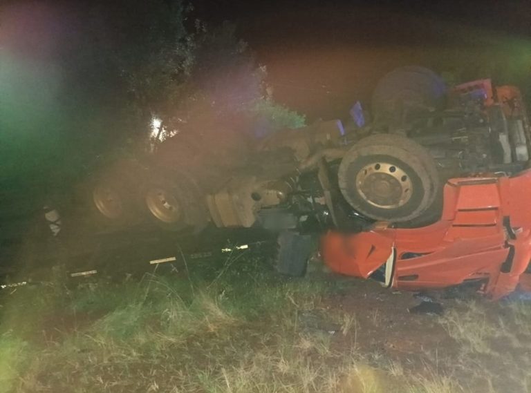 Camionero debió ser asistido por la policía tras despistar y quedar atrapado con múltiples lesiones imagen-39