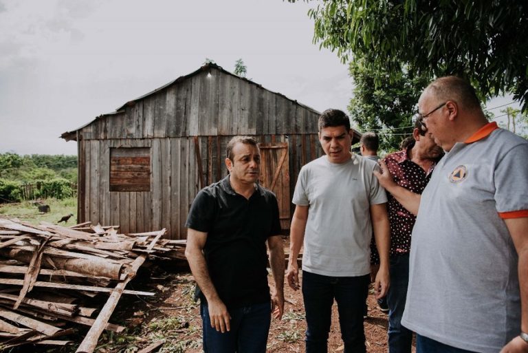 Meza: "Coordinamos tareas de asistencia en cada localidad de la provincia" afectada por el temporal imagen-46