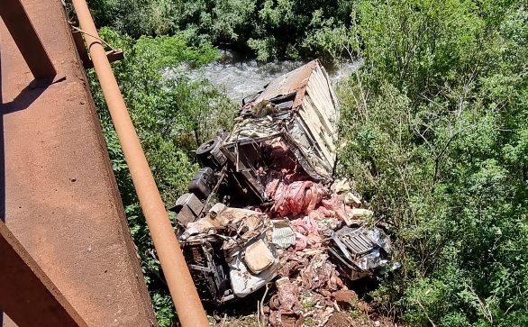 Camión despistó y cayó de un puente, dos lesionados imagen-1