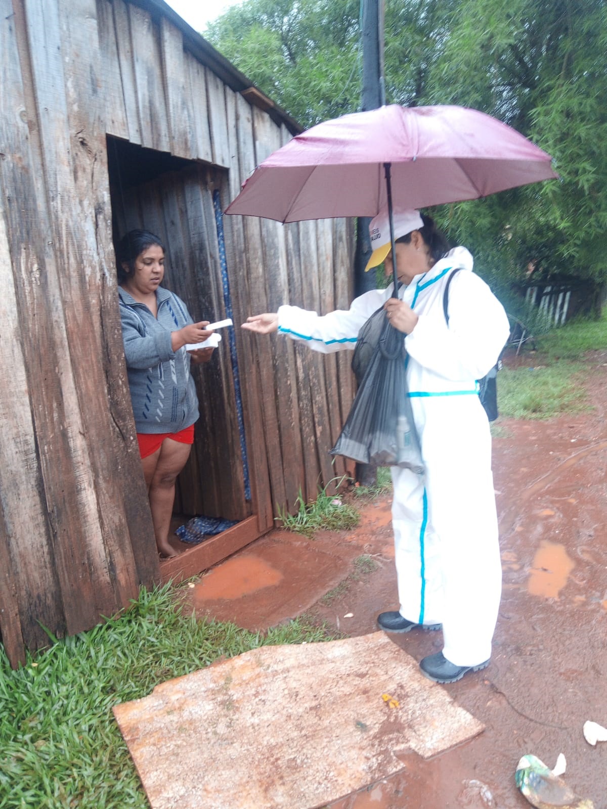 Salud Pública asistió a vecinos afectados por el temporal en las zonas Centro Paraná, Sur y Centro Uruguay imagen-20
