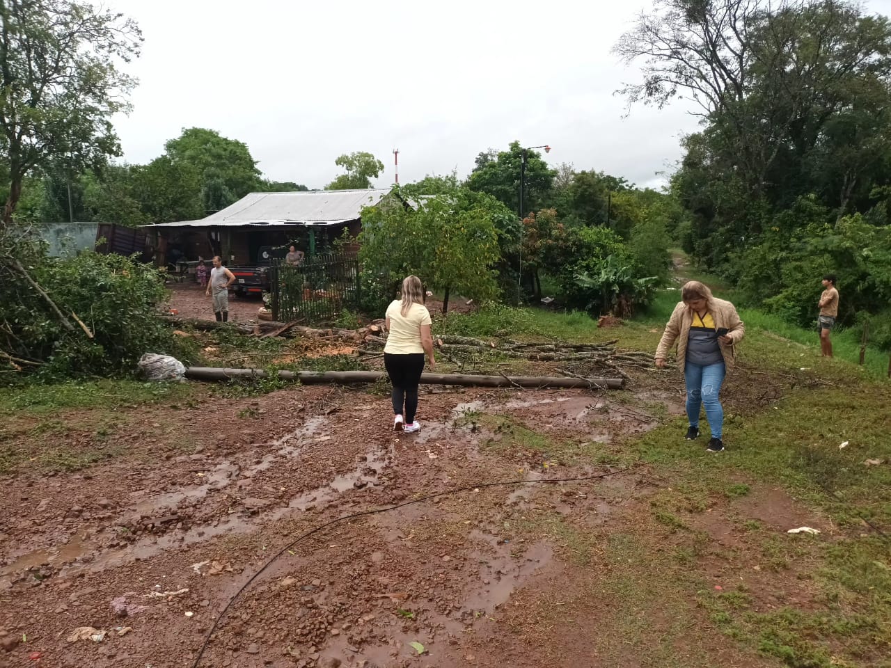 Salud Pública asistió a vecinos afectados por el temporal en la provincia imagen-18